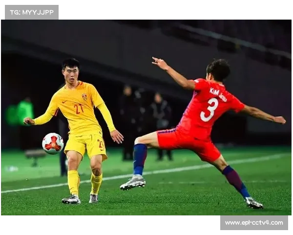 U23亚洲杯半决赛现争议一幕，越南后卫范理德挥拳击打对手被红牌罚下